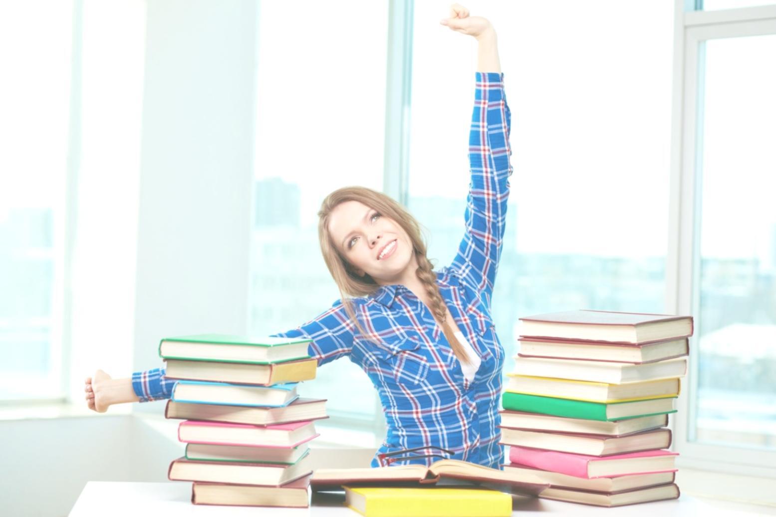 Teilnehmer beim gemeinsamen Lernen in entspannter Arbeitsatmosphäre