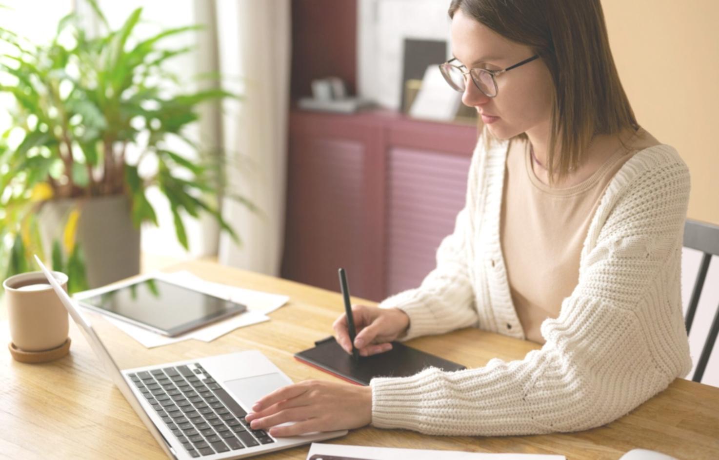 Teamarbeit bei serithenva – gemeinsame Planung und kreative Zusammenarbeit